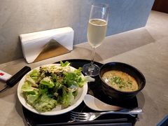 キャセイパシフィック航空のラウンジ。担々麺をいただきます。最近はラウンジにヌードルバーがあるのがトレンドでしょうか？
バーにはシャンパーニュもあります。
