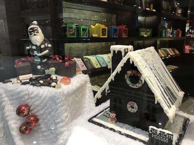 ショーウィンドー内のものも、すべてチョコ。