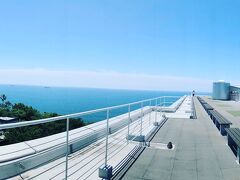 高知空港から向かったのは、リニューアルしたばかりの龍馬記念館。
龍馬記念館の屋上から。桂浜と海、地平線。高知ってこんなにきれいだったんですね。