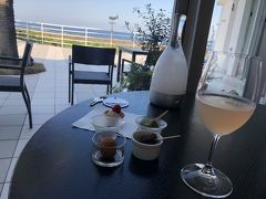 ウトコオーベルジュのウェルカムスイーツ。白ワインとともに。