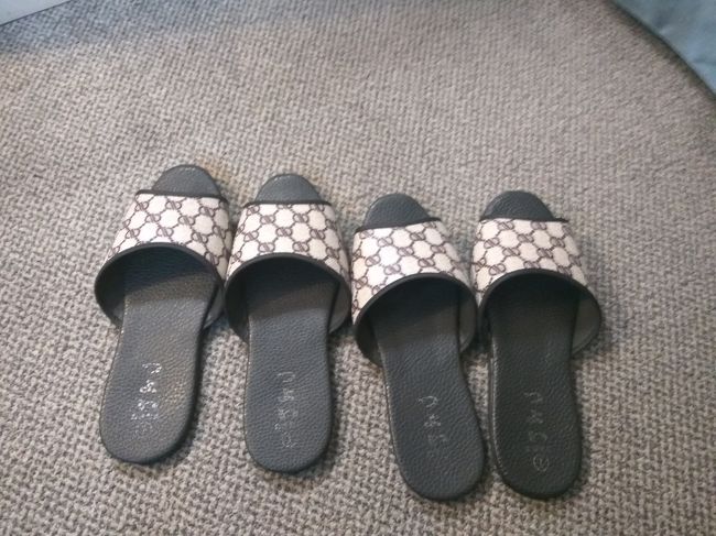 室内スリッパはグッチ風のスリッパ（笑）