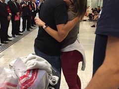 【サンパウロ、グァルーリョス国際空港の一場面】

でも、まあ......私の大好きな光景の一つなので、いつも空港へのお客の出迎えの際は、少し早めに到着し、この光景を眺めながら、マッタリとした時間を過ごします。