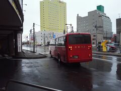 釧路空港からホテルまでは、バスで移動です。
阿寒バス→アカンバス
阿寒湖にちなんだ名前とはいえ、関西人が見たら気になるバス名。