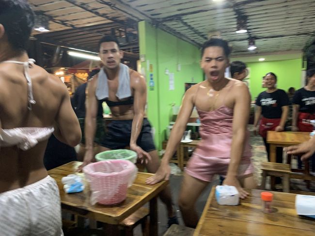 この日は 21:00頃まで 中央ステージで演奏するグループがいたので、ガチムチスタッフのショータイムは中央ステージの演奏が終わるまでおあずけ。<br /><br />ステージの演奏が終わったとたんにカオスの世界に。。。<br /><br />ステージがある日は遅めに来店することをオススメしますヨ。