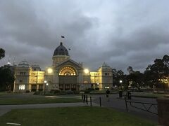 王立展示館とカールトン庭園