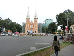 昨日に続き、サイゴン中央郵便局目指します。
大教会が見えてきました。
