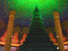 Wat Paknum

やっぱり実物は何倍にも美しいと感じるわぁ～ホントに宇宙空間みたいだね☆
天井に吸い込まれていきそうだわ。