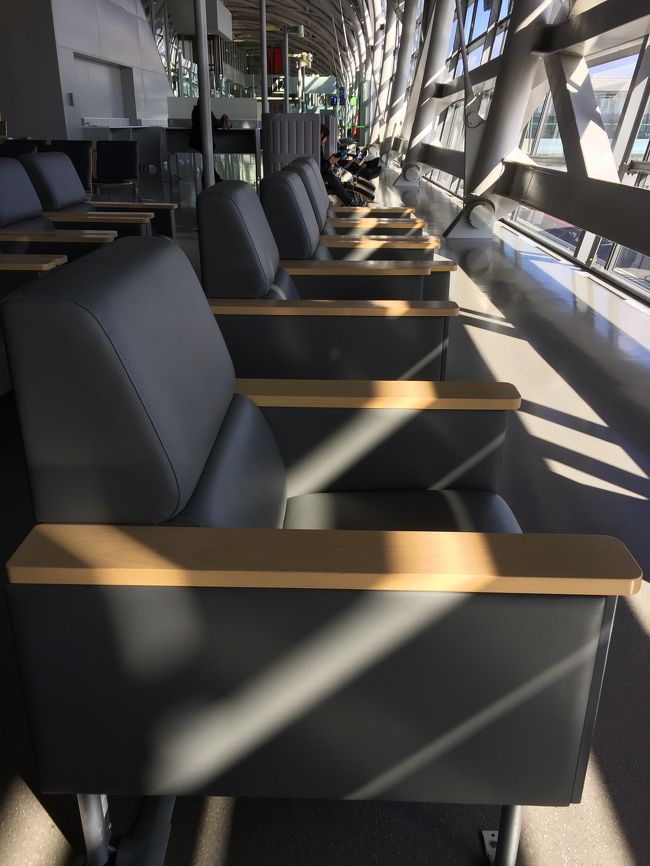 関空進化しつつであり、ソファ席がふえてきた