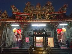 「慈誠宮」です。
なんて煌びやか！日本の寺院とは全然違う！
結構人が出入りしてて、中も明るいんですよね～。

お参りの作法も今回はわかんないので、外から写真だけパチリ★

夜なのに怖い感じも全くありません。
こんな感じで、台湾の寺院って「人がいる！」感がどこにいってもある。
信心深いのか、日常に信心が息づいているのか…

私も少し見習おうっとv(￣Д￣)v 