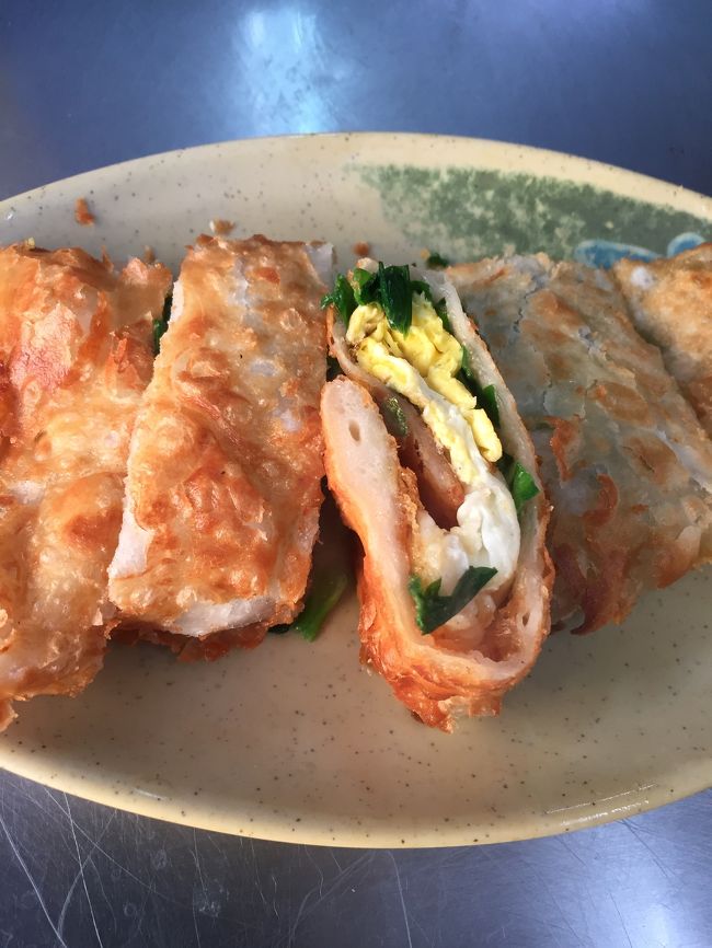 絶品の蛋餅、チリーソースと甘いダレかけて、さらにうまい