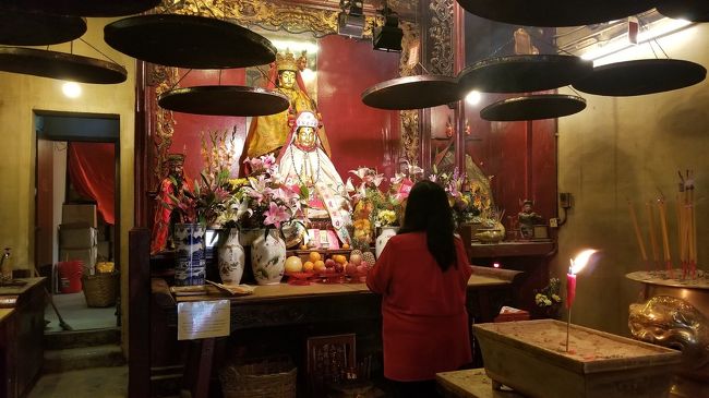 地元の人かな。何かお願い事をしているのでしょうか。