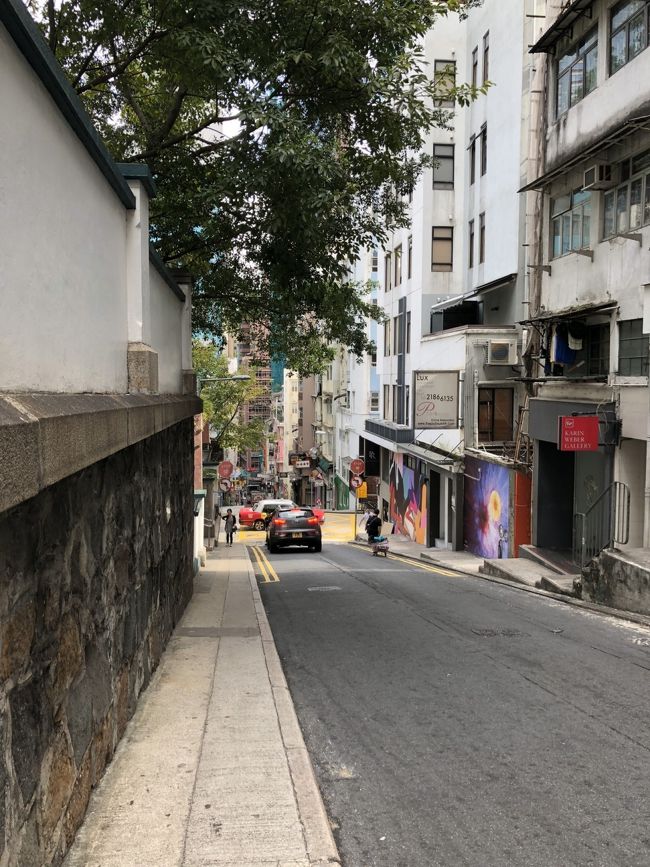 香港島は坂が多い。しかもかなり急な坂道。<br />荷物を運ぶ人も大変そうだったなー。<br /><br />途中でPMQへ行ってみたけど、午前中は空いてないみたい。<br />香港のお店は11時過ぎ、12時過ぎからオープンするところが多いみたい。<br /><br />午前の街ブラより午後の方がいいみたい。<br /><br />アニエスカフェに行って、香港と台北にしかないというタンブラーも購入。<br />こういうとこミーハー(^_^;)<br /><br />お母さんもいい歳して買ってた(^^;
