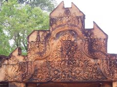 続いて向かったのはタ・プロム寺院。
時代が一番古い遺跡で、赤い石でできています。