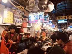巨済食堂は日本人でいっぱいです！！
IKKOさんテレビの影響は凄いですね！
巨済食堂のおかあさんに隣でって言われて
お隣のお店で食べました。