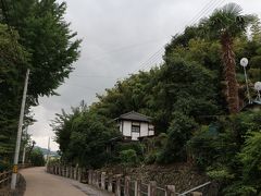 壽丸屋敷から城山に向かい、正面に立つ病院をグルリと回り込むと、登城口に出ます。