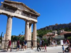 １４時４０分、アドリアノスの図書館を後にし、すぐ近くにあった“ローマン・アゴラ”へ。

こちらは名前のとおり、“ローマ時代のアゴラ”（広場）。

入口にはアテネの守護神であるアテナに捧げられた“アテナ・アルケゲテス門”がそびえ、背後に見えるアクロポリスの丘と相まって、何ともフォトジェニックな景色です。