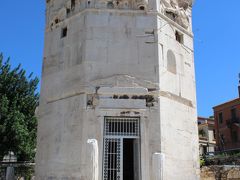 “アンドロニコスの時計塔”（Horologion）、別名“風の神の塔”と呼ばれる時計塔です。

BC50年頃にアンドロニコスという天文学者が建てたもので、塔の八面はそれぞれ正確に東西南北、北東、南東、南西、北西の方向を指し、日時計、水時計、風見の役割をこなしていたとのこと。