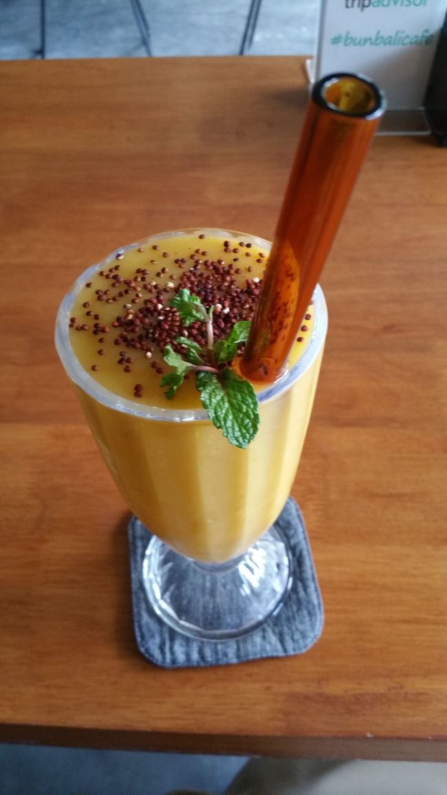 同じくゴータマ  セラタン??にある BunBaliCafe - JapaneseStyle Shaved Ice -に入りました。<br /><br />ぼっちのUbudiには落ち着くお店でごさいます(๑>ᴗ<๑)<br /><br />暑かったのでマンゴージュースをぐびぐび飲んで渇きを潤します⸜(*´꒳`*)⸝