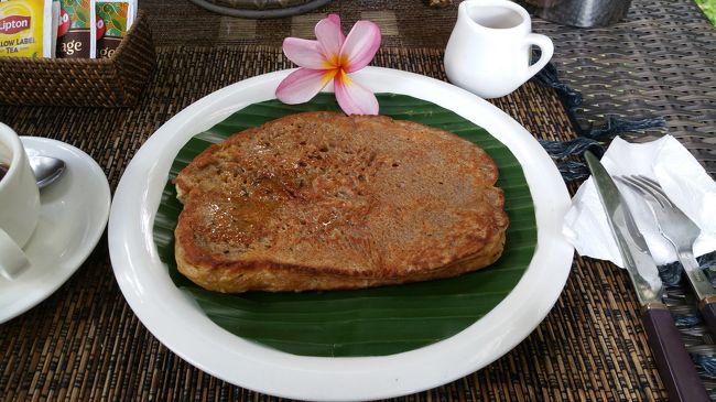 (*Ü*)ﾉ" ᵍᵒᵒᵈ ᵐᵒʳᐢⁱᐢᵍ ✲<br /><br />今日も快晴です。<br /><br />今日の朝ご飯はトーストです。<br /><br />見るからにはトーストです。<br /><br />結構大きくて厚いトーストが1枚です。<br /><br />サーブしてくれたスタッフのマデはハチミツかけてね♪と言いました。<br /><br />えっ?? トーストにハチミツ??<br /><br />一瞬疑ったけど迷わずハチミツをぶっかけて実食!!!<br /><br />んんっっっ??<br /><br />なんだろ~なんだろ~この味は??<br /><br />あれ?? これシナモンかな??<br /><br />美味いんですけどっ( *ˊᵕˋ)ɢᵒᵒᵈ<br /><br />Ubudi実はシナモン苦手なんですけど、これはなぜか美味しくいただけましたよ(｡˃ ᵕ ˂ )ƅ<br /><br />フルーツとバリコピも美味しいし(๑´ڡ`๑)<br /><br />この時間が好きです(•ᵕᴗᵕ•)<br /><br />