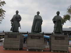 駅前の大通りに面した場所には幕末の志士達の銅像がありました。
坂本龍馬を真ん中にして左が武市半平太、右が中岡慎太郎です。

（つづく）