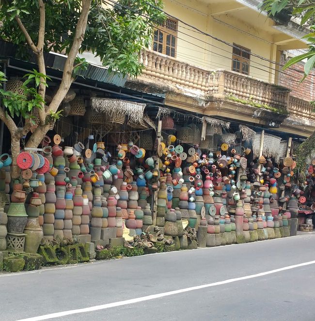 ランチに向かおうと歩いていると、どこかで見たような風景が目に飛び込んできましたよ。<br /><br />インスタで見たことある~!!!<br /><br />やたら植木鉢がいっぱいなとこってここだったんだ~(   ᐛ)ﾍｰ<br /><br />石鹸工房から通りに出てラヤウブド方面に少し歩いた右側にありました。<br /><br />Ubudiは1人だから植木鉢だけ写真撮ったけど。<br /><br />もし通ることがあったらインスタ用に撮影されてみてはいかがでしょうか??