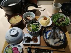 京の朝ごはん。
品数が多くて朝から豪華。
でもここのメインはとにかく土鍋ご飯！
予約しておくと来店時間に合わせて炊いてくれるので熱々が頂ける（予約してないと30分くらい待たされる）。  
  
貧乏舌で、お米の銘柄が変わっても全く気付かないような私だけど、このご飯はとーーってもおいしくて。
1人分1合半もあったの！？確かに多かったけど、ぺろっと頂いちゃいました。
食べきれなければおにぎりにしてくれるみたい。でも私が行った際は店員さん大忙しな感じでお茶も頼める雰囲気じゃなかったからなぁ。

おかずは正直普通…一番おいしかったのはだし巻かな。