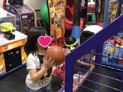 お昼寝とゲームで子供達がリラックスできたところで、チャッキーチーズへ。
面倒なので、入り口のMikiタクシーに往復の送迎をお願いしました。
今日は韓国人のおじさんではなく、ローカルのお兄さん。
定額ではなく、メーター制で片道２０ドルほど（チップ込み）。

せっかくなのでGPOで靴でも･･･ミネトンカを･･･と思っていたのに、見るだけで買い物の時間は許してくれませんでした。ミネトンカ、セールで２５ドルくらいだった。安かったのに～。

チャッキーチーズではピザとドリンク、８０トークン（コイン）がセットになったものを注文。ピザの焼き上がりまでは結構時間がかかり、本格的で美味しかったです。
子供達はピザも食べずにゲームに夢中なので、父に怒られました。
どのゲームも１トークンで遊べるし、英語が分からなくてもルールはすぐに理解できるし、チケットが出てくるのも楽しそうでした。
（次男坊はチケットが出てこないシューティングゲームに夢中になり、ローカルの子と協力して全ステージクリアしていました。日本語と英語でやりとりする様子が微笑ましい。）
