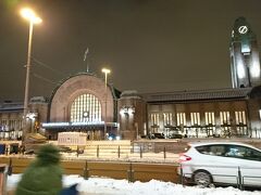 やってきたのはヘルシンキ中央駅！
時計塔が目印の、荘厳でとても美しい駅です。

規模感としてはそこまで大きいわけでもないです。日本で例えるなら…熊本駅とか山形駅とか？例えるの難しいな。
ホームは19本と多いですが、長距離列車が結構メイン？なので、都内の駅のような人混みがあるわけではないです。

駅の地下にはコインロッカーが数多くあり、そこにスーツケースを預け入れて観光してました。両替機とかもちゃんと設置してあって便利。

治安は…特に駅の外はあんまり良くないと個人的には感じました（そりゃ日本に比べたらね）。
僕等もそうでしたが、列車の出発時刻の関係で深夜までいないといけない場合は、どこかに落ち着いていた方がよさそうです。
といっても駅構内にそんなにお店があるわけではないんですが…。