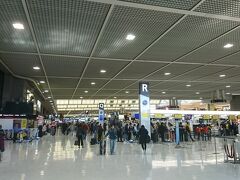 朝早くにやってきたのは成田空港。
朝5時くらいに家を出て、ジャンボタクシーと国内線の航空機を乗り継いでやってきました。