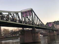 マイン川と鉄の橋

この鉄の橋ですが、（アイゼルナー・シュテグ）と呼ばれています。

この橋はフランクフルト中心街とマイン川の南側にあるザクセンハウゼンエリアを結ぶ歩行者専用橋です。

全長は173mで幅は5.4m　見た目からして鉄の頑丈な橋という感じです。

最初に造られたのは1868年頃、途中交換とかありその交換の橋も第二次世界大戦で破壊されてしまう。

対戦の頃、ヒトラーは米英軍から侵攻されないように橋という橋を破壊していったそうです。この橋もそうだったのかな？

1946年再建されてます。その後1993年再び再建現在に至ります。

ドイツの橋も例に洩れず南京錠がかなりつけられてます。