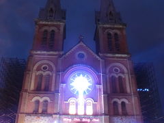 夕暮れ時でライトアップされたサイゴン大教会を経由し