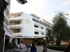 フエに到着後、昼食会場のフンザンホテル(Huong Giang Hotel)へ。