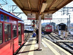 伊太祈曽駅到着

ここにも神社があるらしい

右前方に停まってるのがうめぼし電車らしい

いったい何種類あるんやろ？