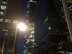 次の目的はマインタワー。

高いところからの景色が好きです。フランクフルトの夜景を見たくて、マインタワーに向かってます。

マインタワーは、マイン中心部の200ｍの超高層ビルです。

地上56階の建物です。入場料は7.5ユーロです。