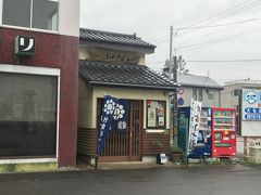 白石駅に戻ってきました。
駅前ロータリー脇に建つ「小十郎プラザ」。
片倉小十郎のオリジナルグッズや白石市の特産品を買うことができますよ。
バスの待合室として利用するのもOKです。
