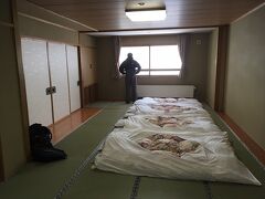 今回のお部屋。午後チェックイン。すでにお布団が敷いてありました。この手前に座卓が置いてあり、とっても広いお部屋です。