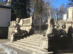 歩いて中心部へ向かいます。

ミラベル宮殿の中通ります(・∀・)