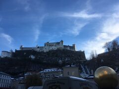 ホーエンザルツブルク城塞を見上げる。

ここ、昔上ったな～
今回は、下から見るだけ！