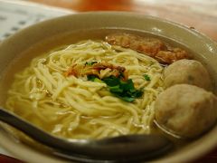 猫鼠三寶麺、55元（≒190円）。麺じたいはまあとりたててどってことはありません。というか、台湾で「麺」そのものが日本のラーメン屋よりうまいと思ったことって特にないです（うまいのを経験したことがないだけかもですが）。
しかし、スープは実にうまい。最初ちょっと貝系のクセは感じるのですが、途中から老舗の上品さを備えた絶妙なバランスのうまさにぐんぐん匙が進んでいきました。「三宝」のネーミングの元になったつみれみたいな具もうまかったですよ。