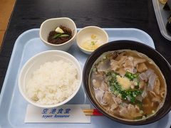 元旦1月1日　お昼に那覇に到着
空港食堂でランチ　日替定食　なかみ汁定食　600円税込