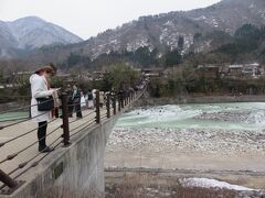 駐車場と合掌造りの荻町集落とを結ぶであい橋。多くの人が渡っていましたが、この日は渡りません。（２日後に再訪します）
庄川の流れを真下にしたつり橋です。