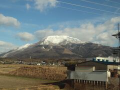 伊吹山に雪が・・。

青空に映えます