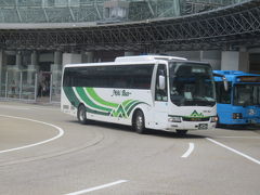 ４月１０日１０時半過ぎ。
真新しい金沢駅東口バスターミナルに高山行きの高速バスが入って来ました。