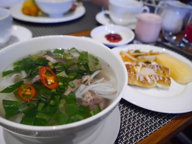 8:00<br />この日は、フォーをメインに。<br />デザートにパンとイチゴスムージーという、食べ過ぎな組み合わせ。