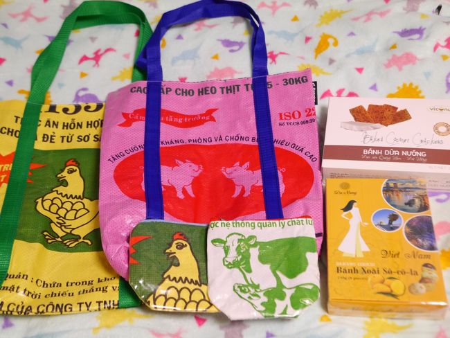 飼料袋のリメイクバックが豊富にあって嬉しかったです♪<br />小分け用の袋ももらえるし、お正月プレゼントのハス茶も頂きました。<br />