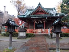 翌朝　雨
ホテルのすぐ近くが金沢城ということでその方面へ。通りの正面の尾崎神社で雨宿り休憩。
徳川家康が祭られており金沢の江戸とも呼ばれたらしい。葵のご紋探しはちょうどよい暇つぶしに。
