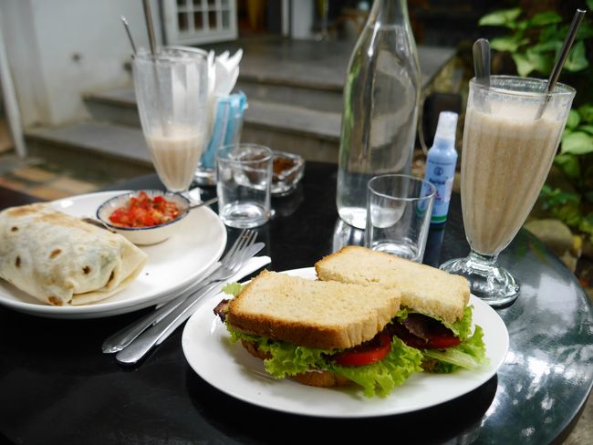 私は、ＢＬＴサンドとバナナジュースを注文。<br />パンがカリカリしていて、めっちゃ美味しかったです！<br />