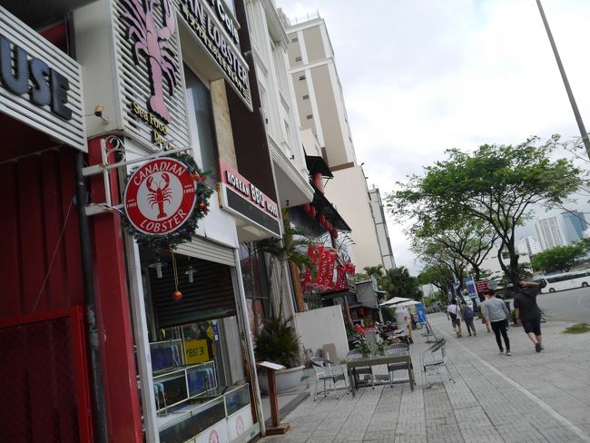 大きな通りに戻ってきました。<br />シーフードのお店や、日本っぽいお店があったり。<br />