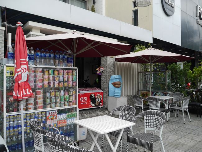 ローカルな小さいお店があったり。