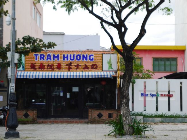 ホテルの前の不思議な日本語のお店。